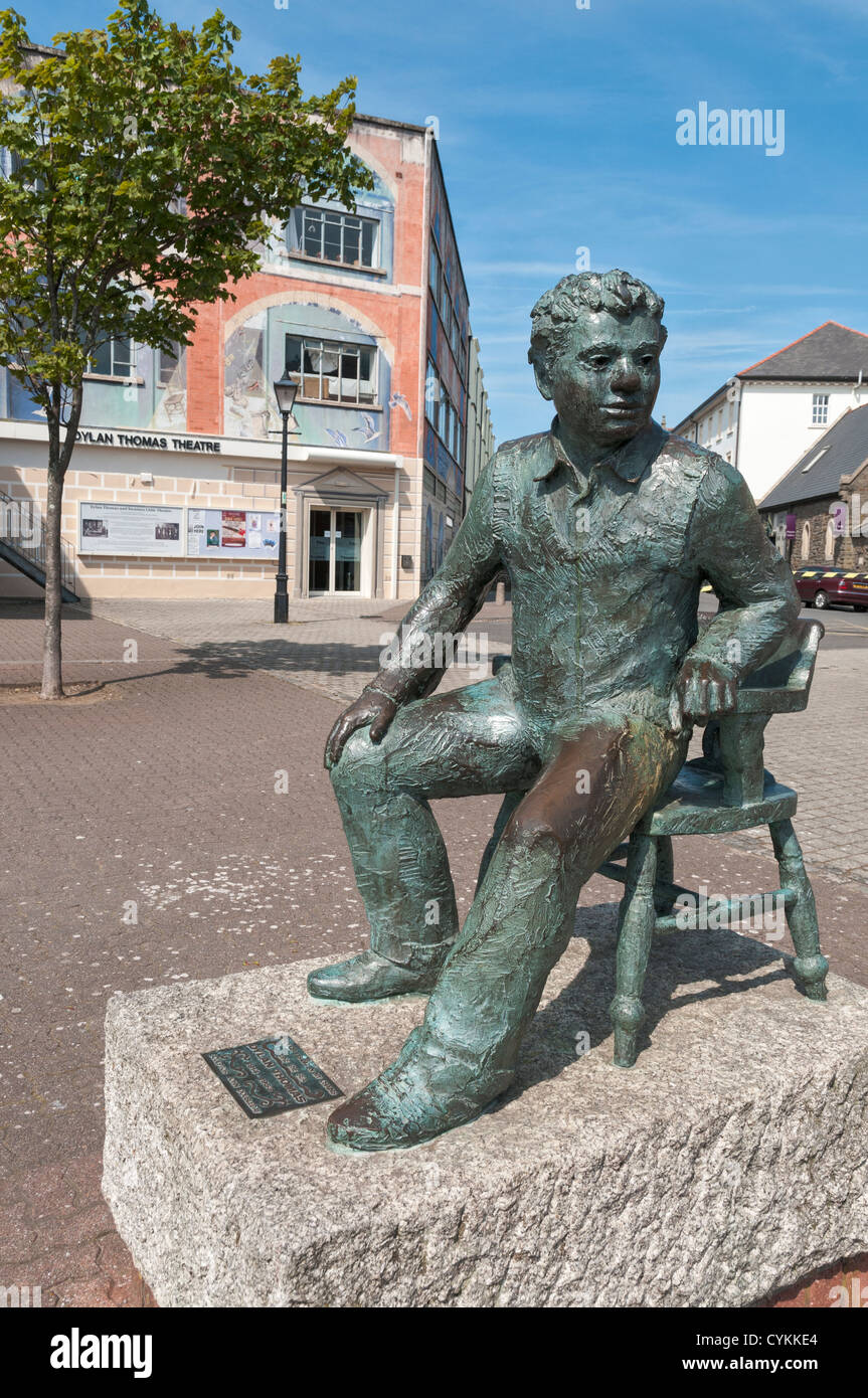 Il Galles, Swansea, quartiere marittimo, la scultura di Swansea nato Welsh poeta Dylan Thomas (1914-1953) Foto Stock