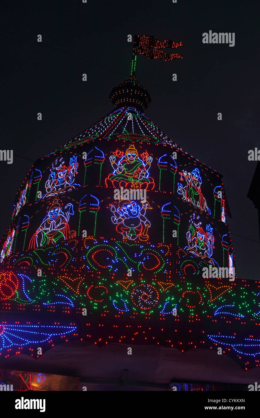 Rappresentazione colorate di decorazione utilizzando le luci a led, Ganesh Festival di Pune, Maharashtra, India Foto Stock