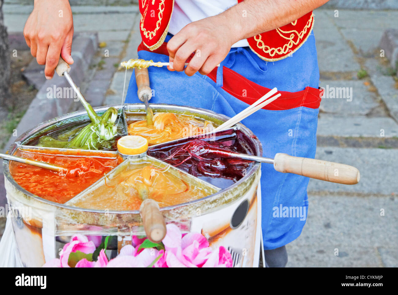 Sticky caramello toffee in una varietà di colori di stallo di strada una visione comune al di fuori la maggior parte delle attrazioni turistiche di Istanbul, Turchia Foto Stock