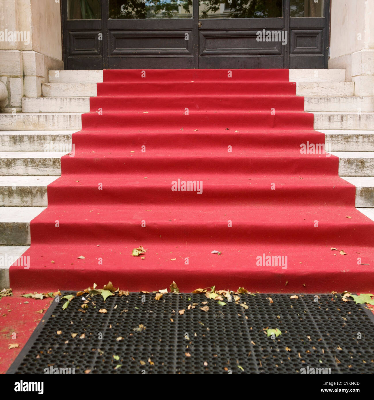 Tappeto rosso sulle scale all'esterno Foto stock - Alamy