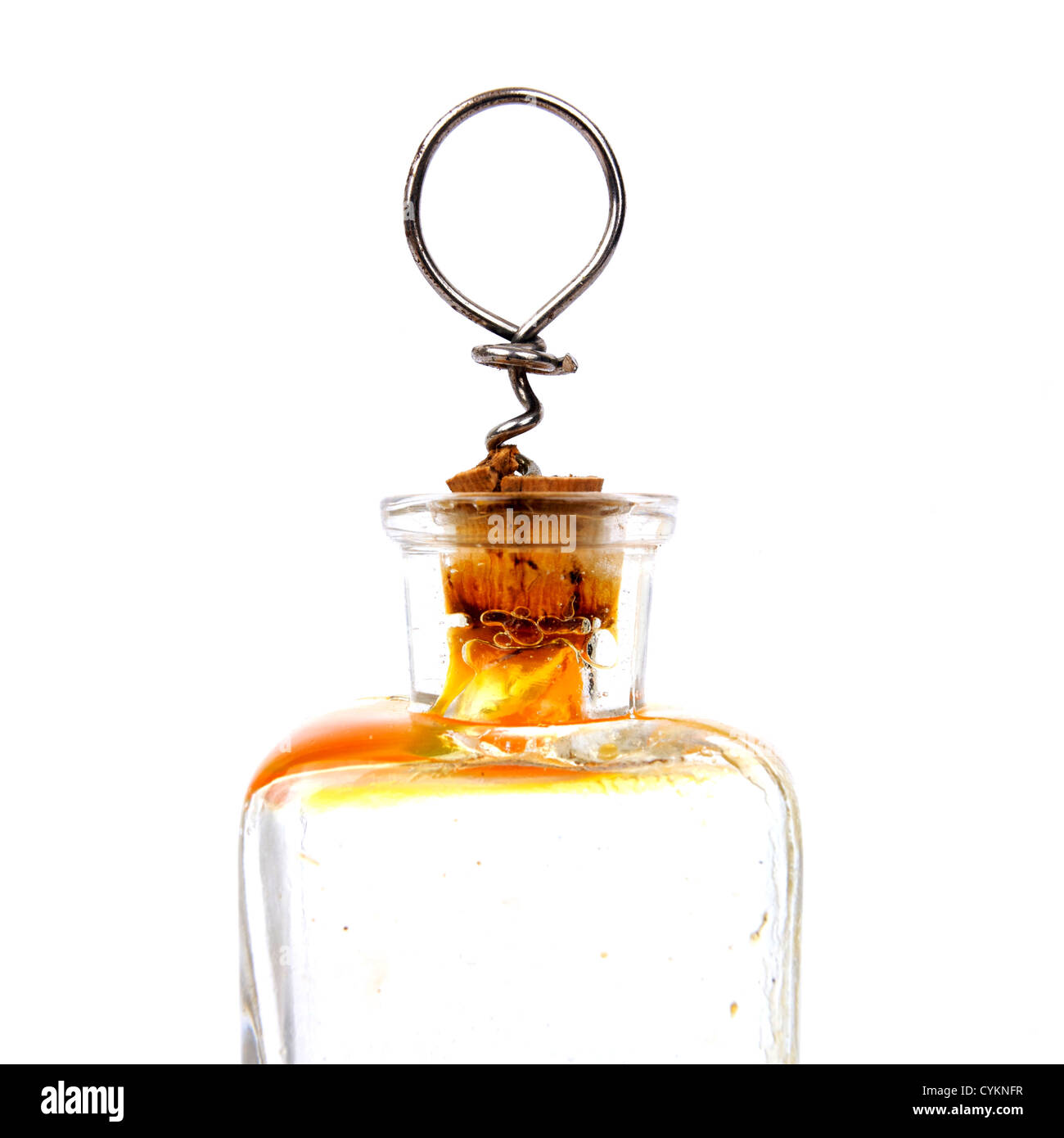 Bottiglia in vetro vintage con tappo in sughero e filo metallico, con liquido ambrato all'interno Foto Stock