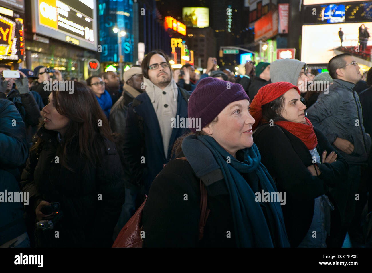 November 7, 2012, New York, NY, USA. I volti della folla in Times Square a New York celebra il Presidente Barack Obama la rielezione di vittoria nel 2012 Stati Uniti elezioni presidenziali. Foto Stock