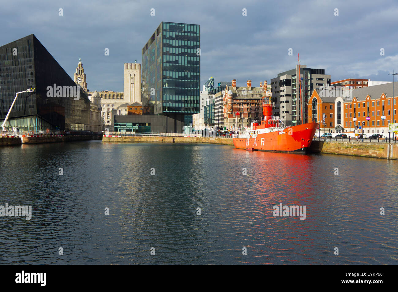 Dock Liverpool England Regno Unito con la luce di una nave. Foto Stock