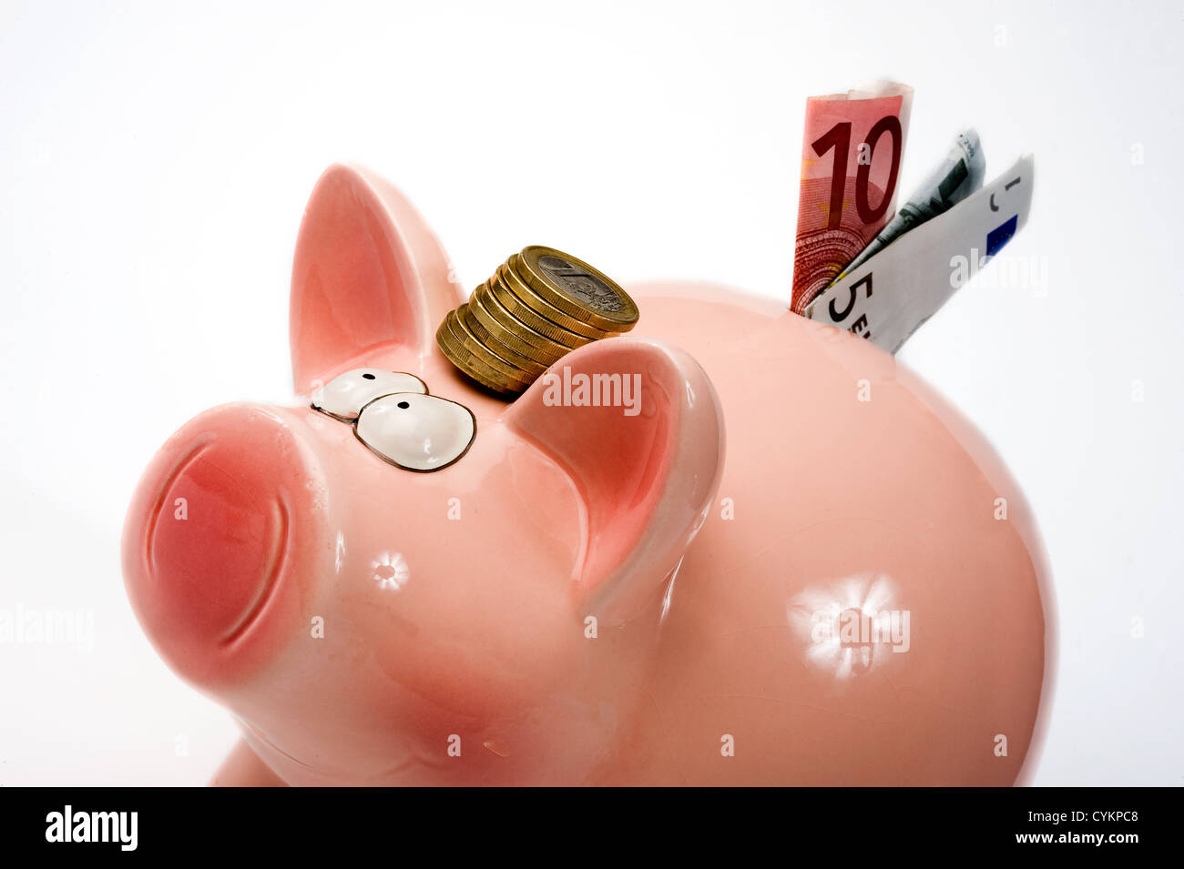 Un salvataggio di suino con monete in euro tra i suoi orecchi Foto Stock