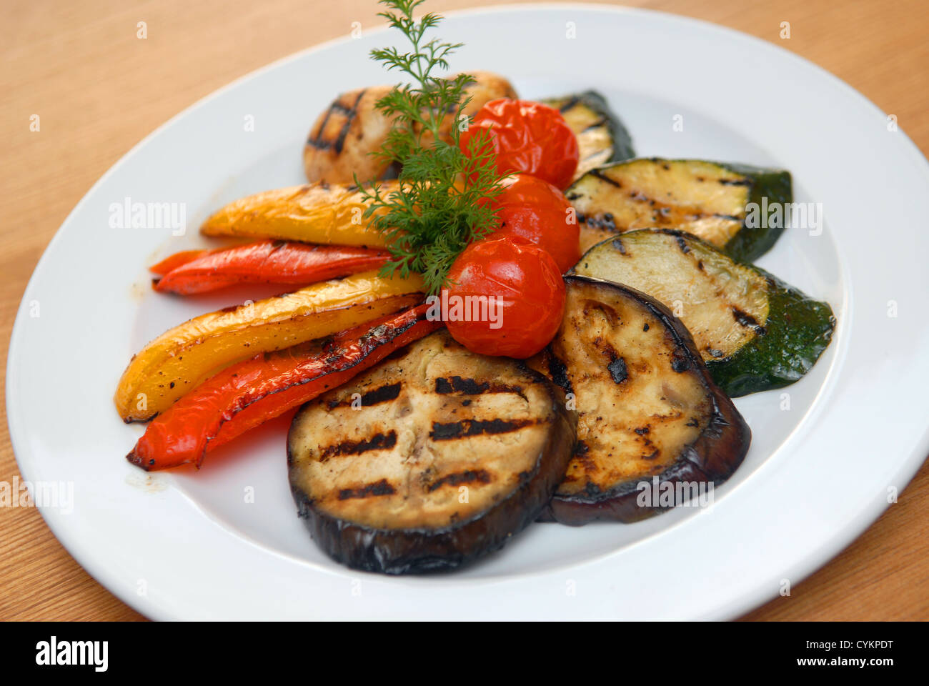 Verdure fritte su un grill Foto Stock