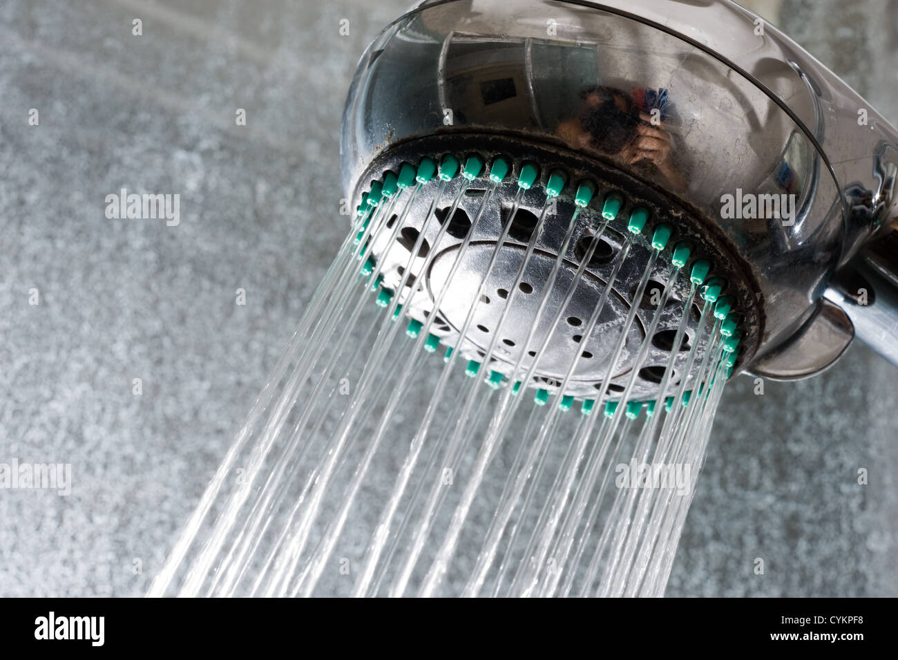 Testa di doccia con acqua flottante in una stanza da bagno Foto Stock