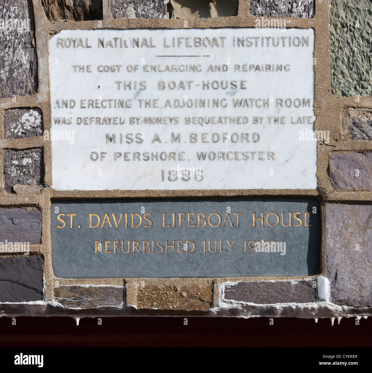 Pietra commemorativa presso il St David's scialuppa di salvataggio House, St St Justinians, St Davids, Pembrokeshire, West Wales, Wales, Regno Unito Foto Stock