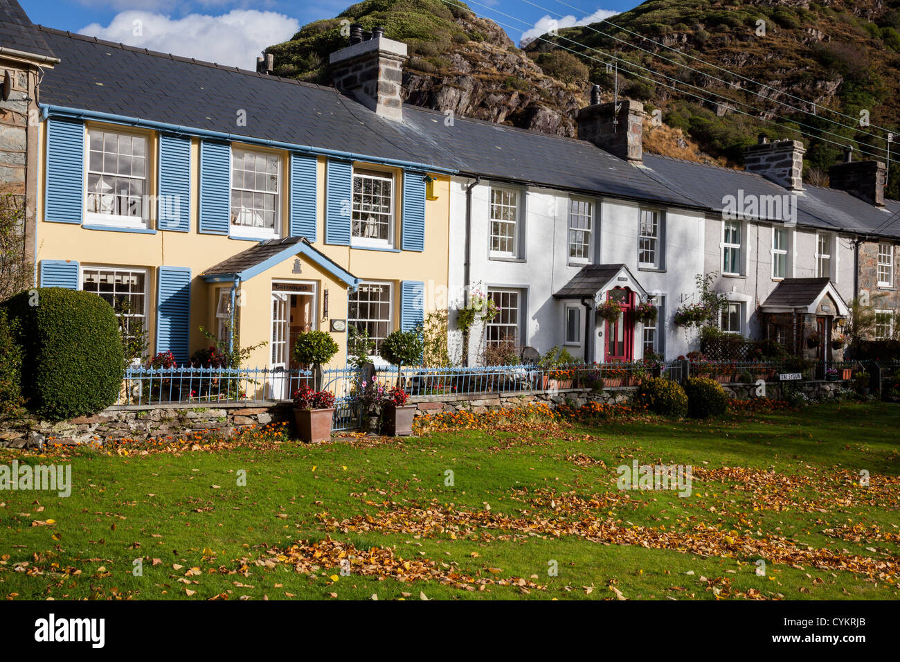 Welsh fila di case a Beddgelert, Parco Nazionale di Snowdonia, Gwynedd, Galles Foto Stock