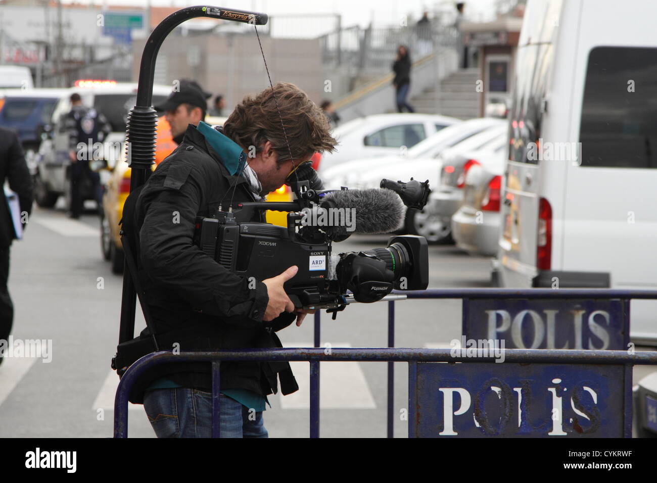 Istanbul, Turchia. 6 Novembre, 2012. Un cameraman dalla Germania La Erstes Deutsches Fernsehen (primo canale TV) riprese durante il rally di diverse migliaia di fronte al palazzo di giustizia di Istanbul il giorno uno del Mavi Marmara prova. Il processo vede alti ufficiali israeliani accusati di omicidio colposo e di altri reati commessi durante la salita a bordo della nave da israeliani. Credito: Johann Brandstatter / Alamy Live News Foto Stock