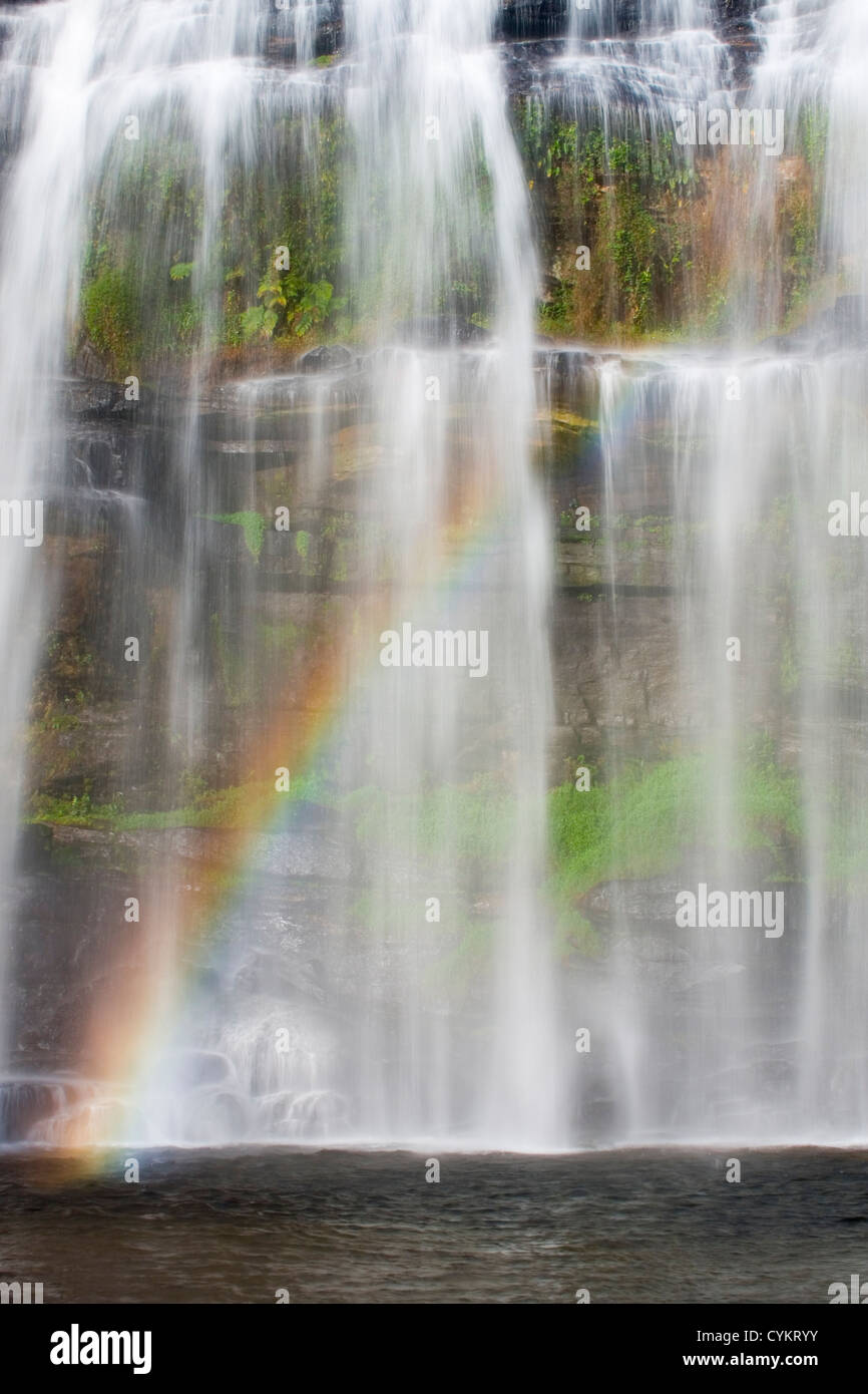 Cascata tropicale con colorati rainbow in Brasile Foto Stock