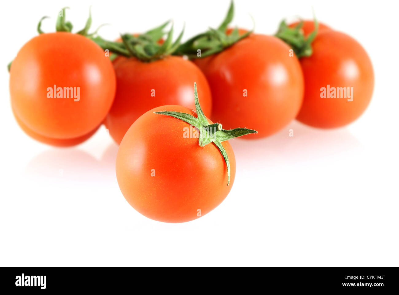 Fresh Juicy Tomato di piccole dimensioni con un paio di su bianco Foto Stock