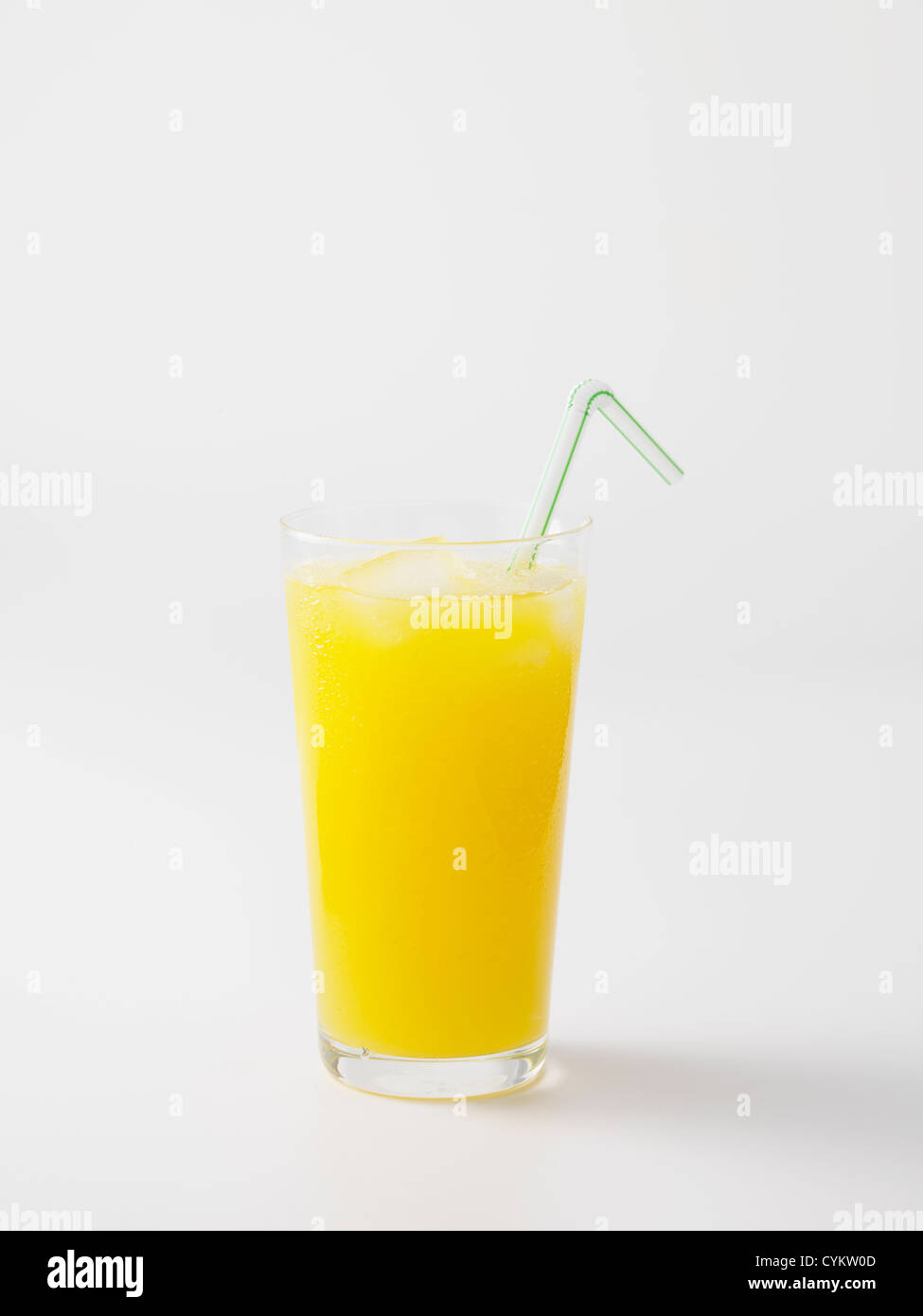 Paglia nel bicchiere di succo di arancia Foto Stock