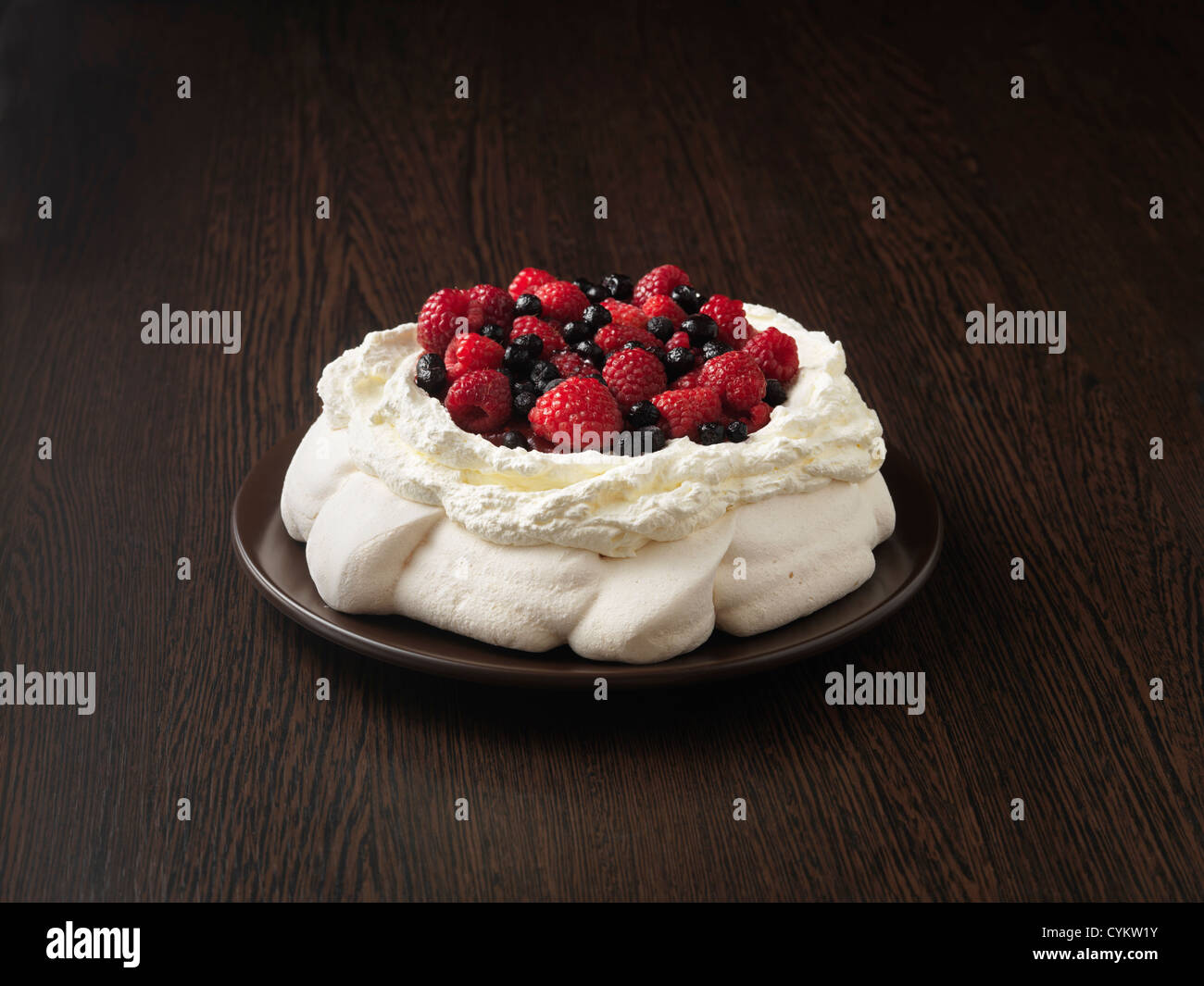 Un piatto di frutta pavlova Foto Stock