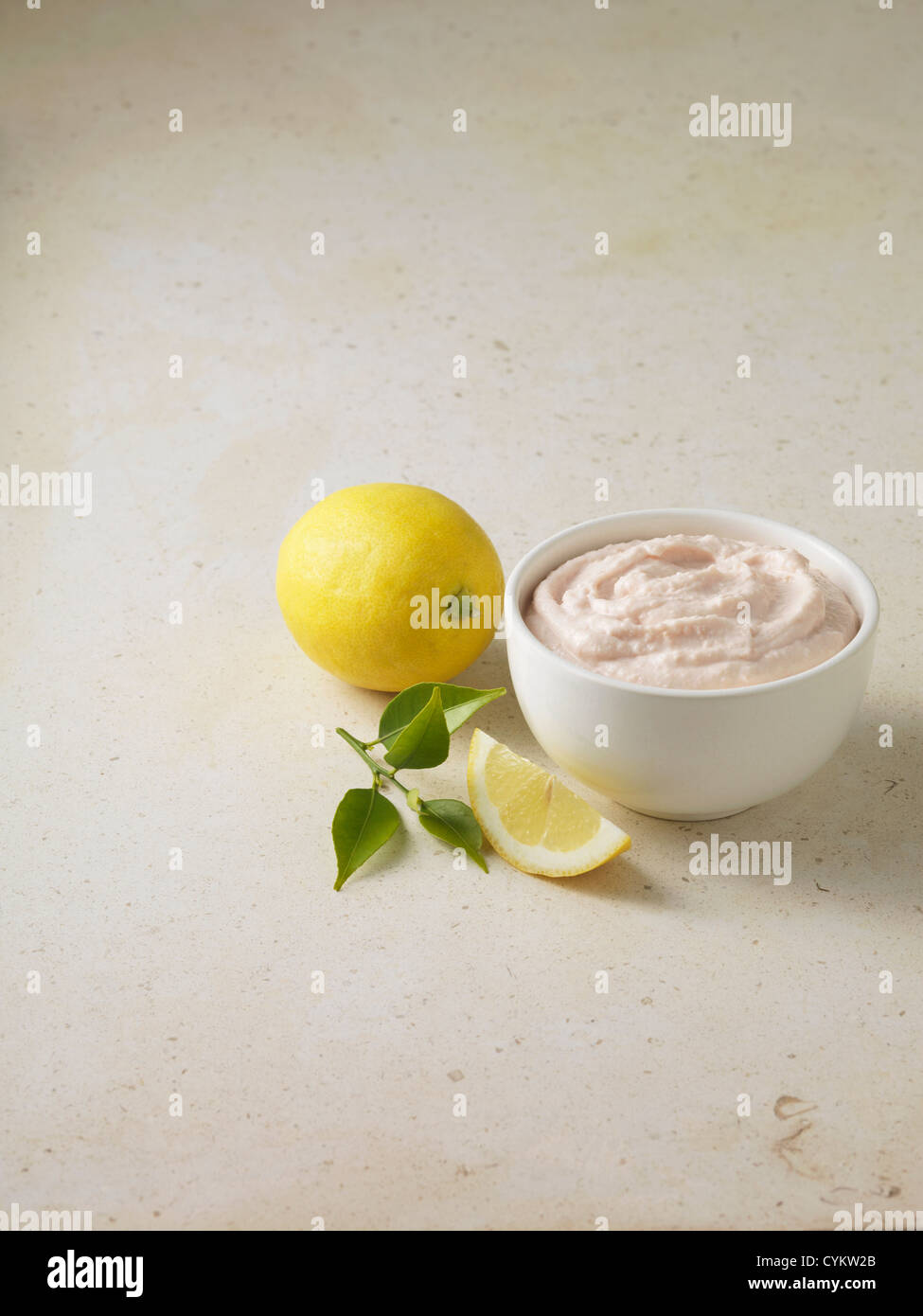 Ciotola di taramasalata dip con il limone Foto Stock