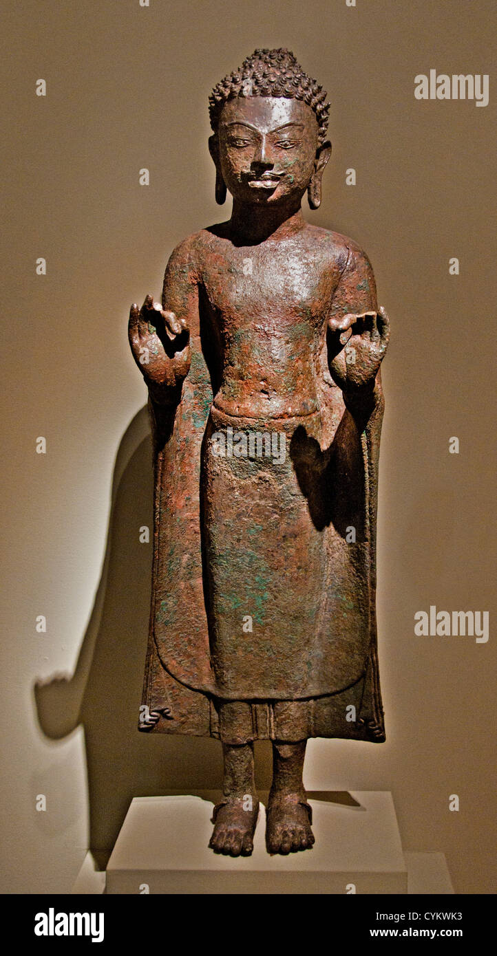 Statua di Budda VIII secolo Thailandia Buriram Provincia Prakhon Chai Bronzo intarsiato con vetro 83 cm scultura Foto Stock