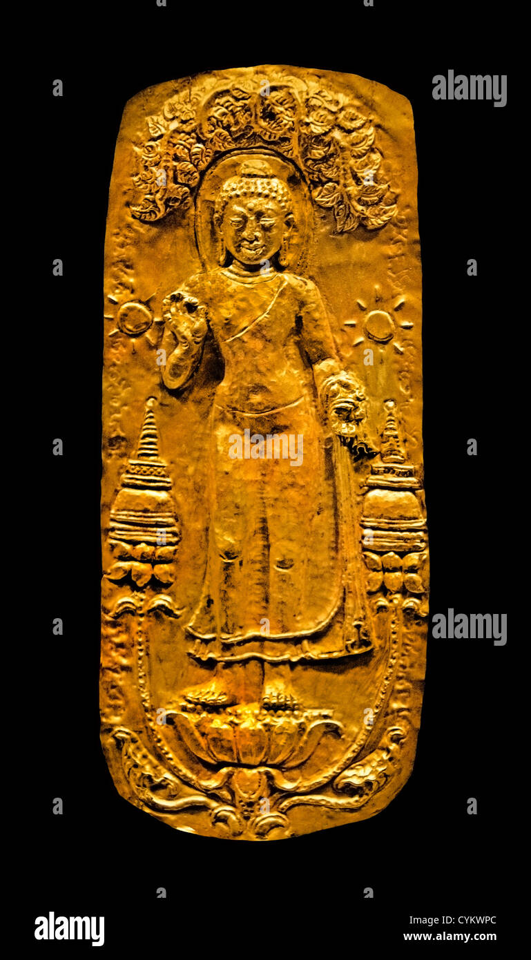 Placca con statua di Budda Mon Dvaravati 8th-IX secolo Thailandia Cambogia oro repoussé in foglio e inseguito 15.2 cm Thai Foto Stock