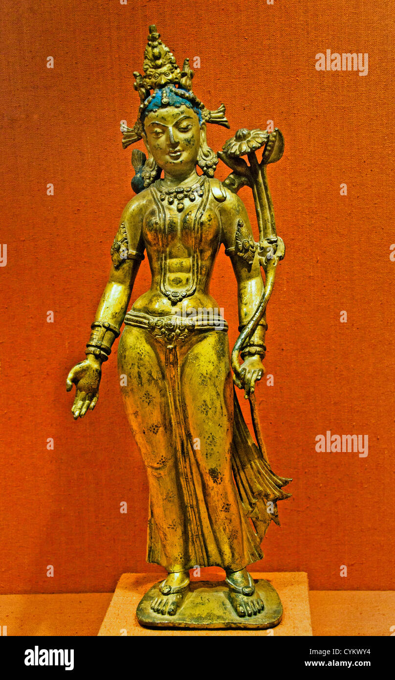 Tara, il buddista Salvatore 12th-XIII secolo il Nepal Nepalese valle di Kathmandu in lega di rame con il colore e la vernice dorata 42 cm Foto Stock