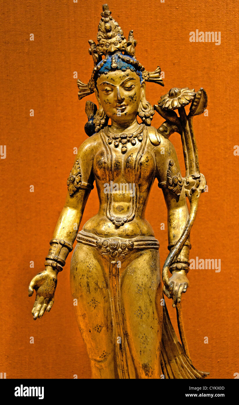 Tara, il buddista Salvatore 12th-XIII secolo il Nepal Nepalese valle di Kathmandu in lega di rame con il colore e la vernice dorata 42 cm Foto Stock