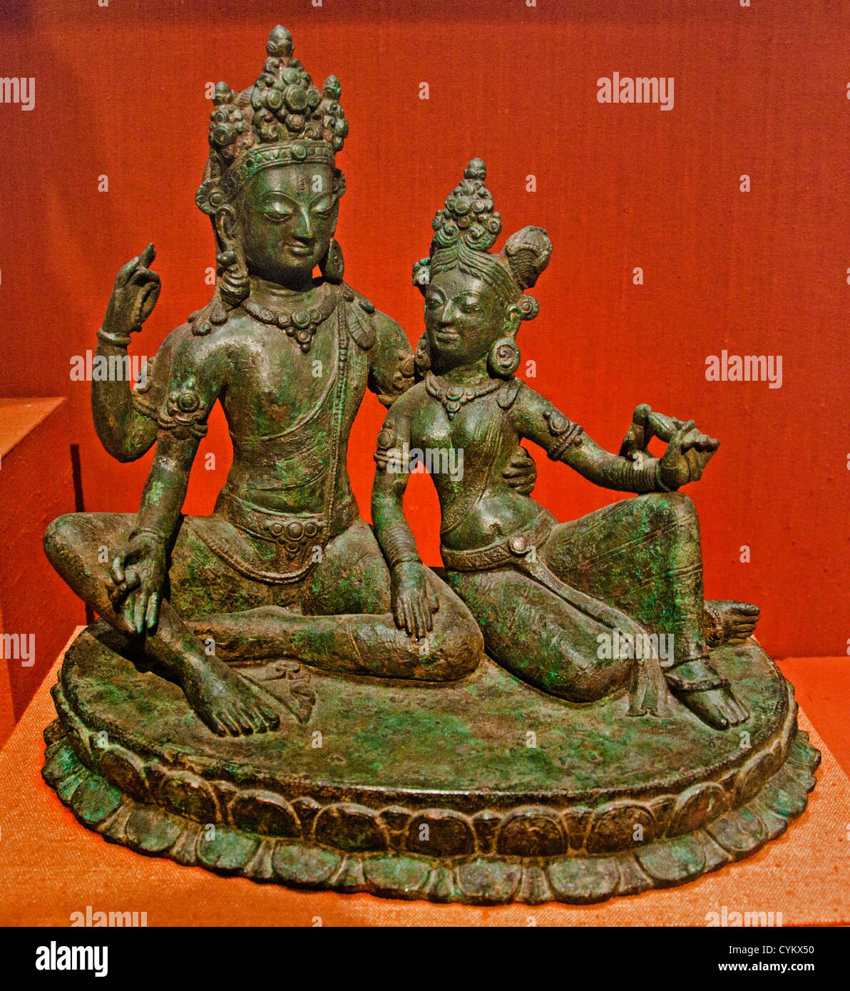 Shiva seduto con Uma Umamaheshvara dinastia Thakuri xi secolo il Nepal valle di Kathmandu il rame 28cm nepalesi Foto Stock
