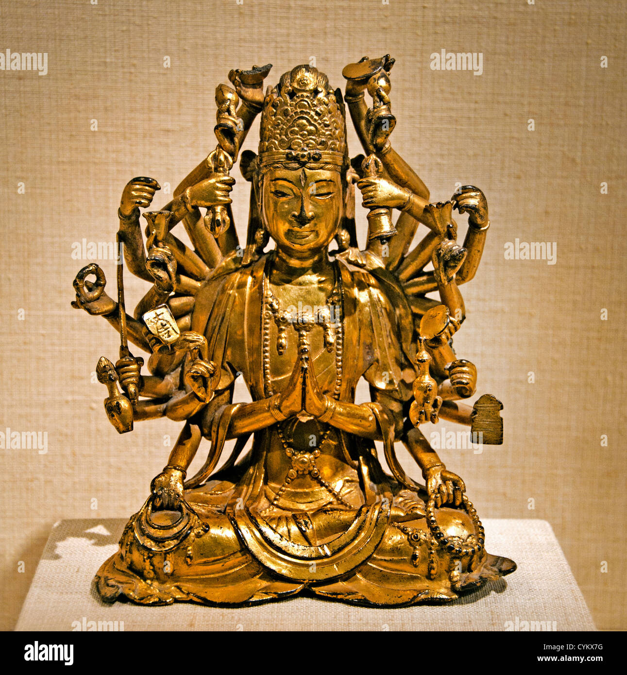 Bodhisattva Avalokiteshvara con mille mani e mille occhi 11 - XII secolo la Cina Bronzo Dorato 21 cm Foto Stock