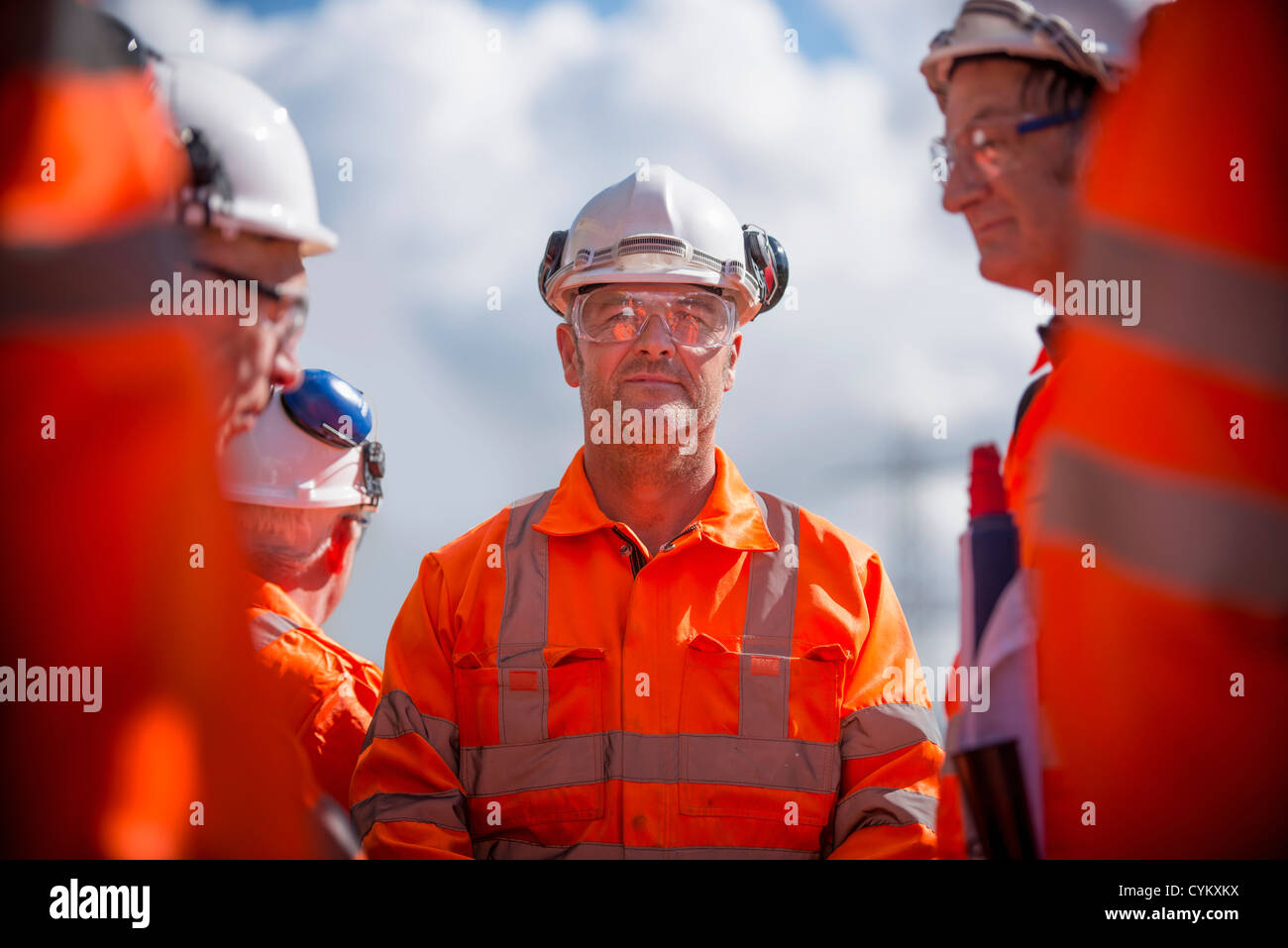 I lavoratori del settore ferroviario parlando all'aperto Foto Stock