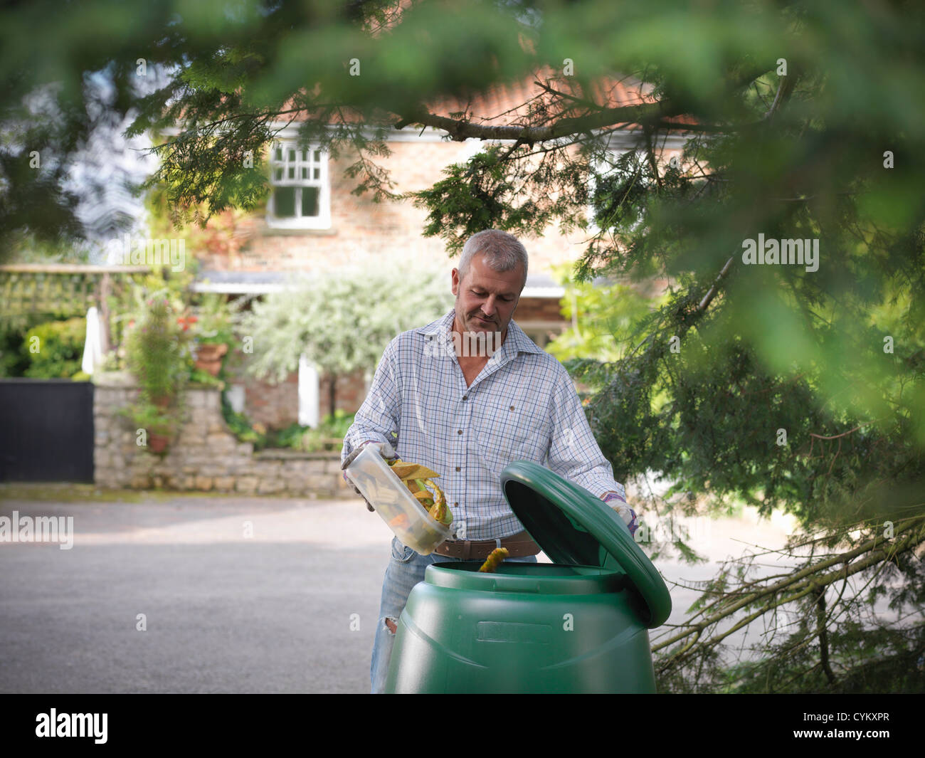 Uomo di compostaggio di residui di alimenti Foto Stock