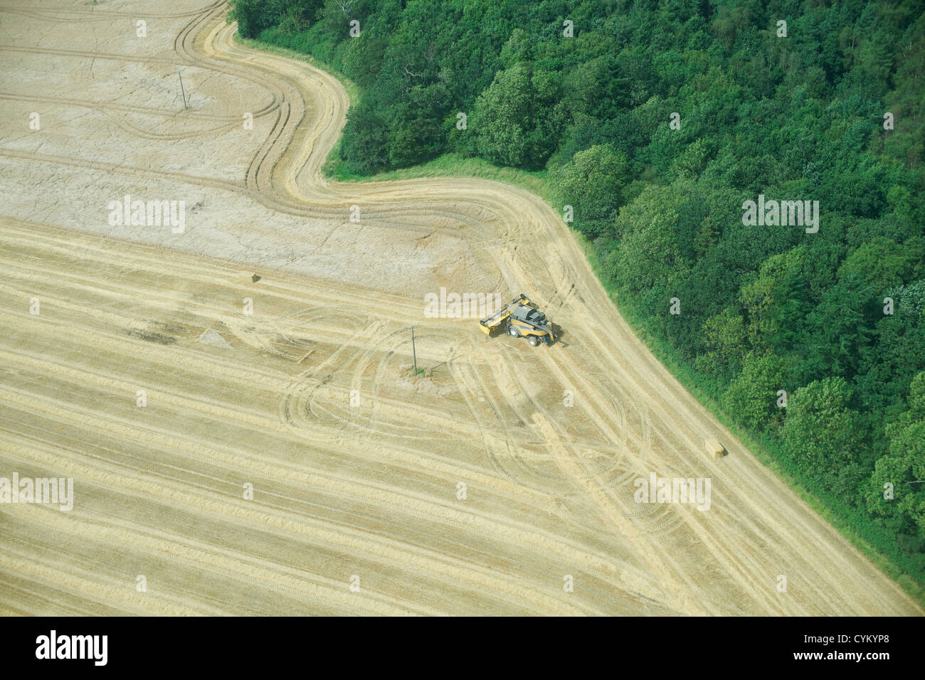 Vista aerea del trattore nel campo di coltivazione Foto Stock