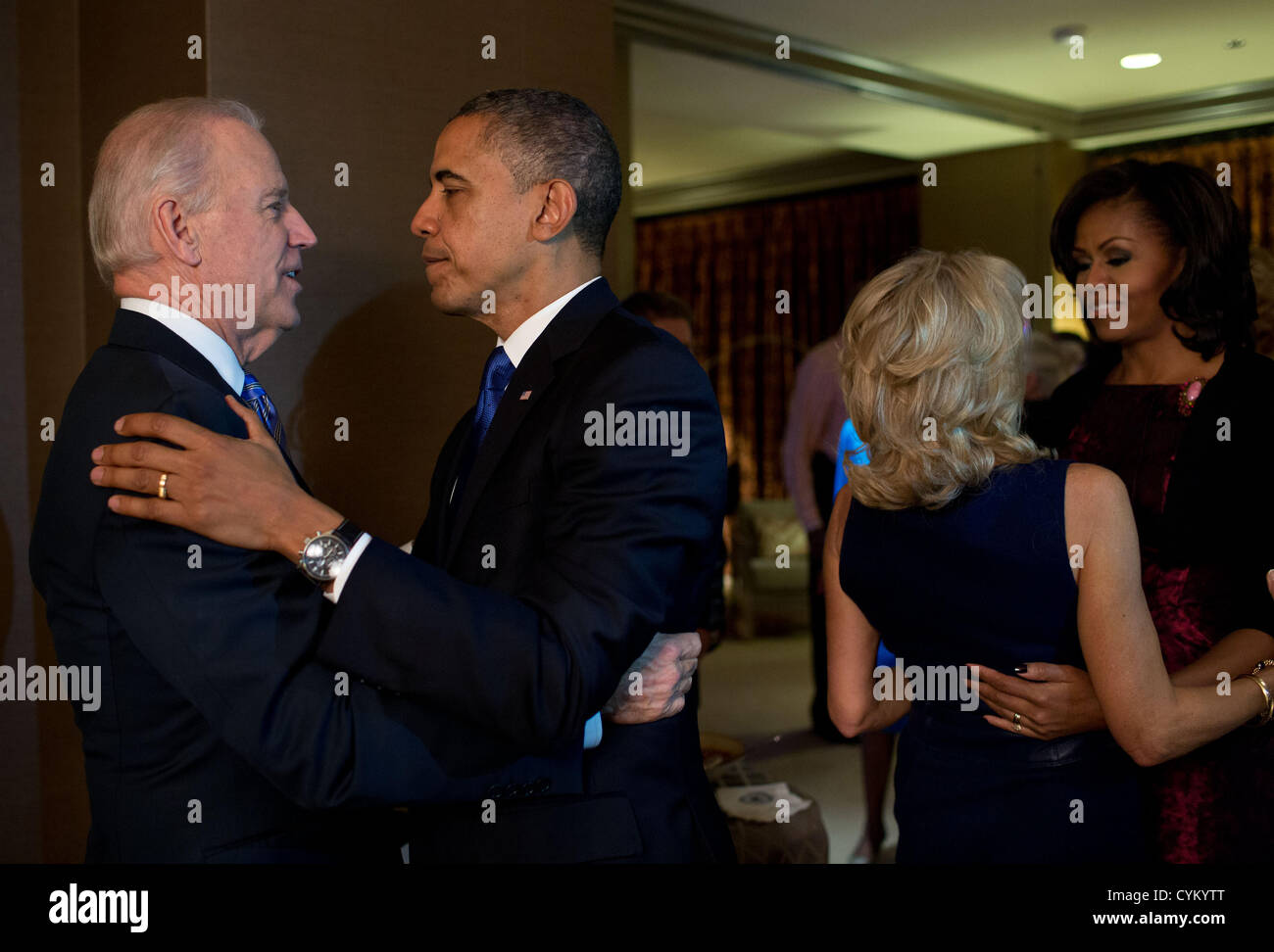 Il Presidente Usa Barack Obama e la First Lady Michelle Obama abbracciare Vice presidente Joe Biden e il dottor Jill Biden momenti dopo le reti televisive chiamato l elezione a loro favore durante la visione di un elezione restituisce al Fairmont Chicago Millennium Park Novembre 6, 2012 in Chicago, IL. Foto Stock