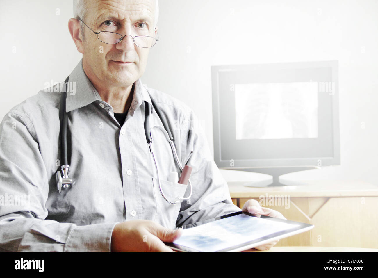 Medico utilizzando tablet pc in ufficio Foto Stock