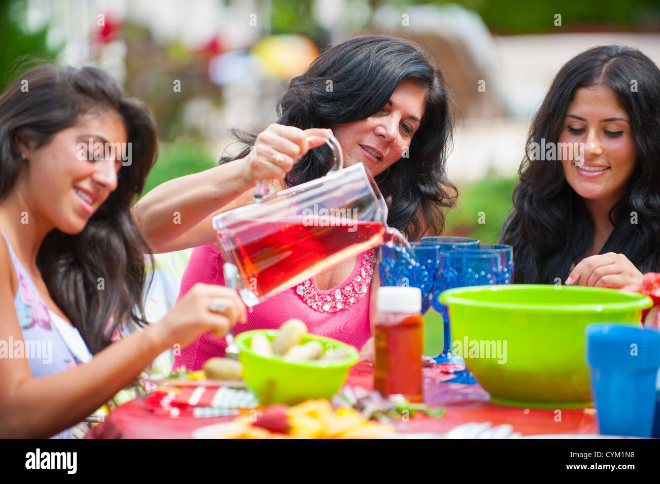 Famiglia mangiare insieme all'aperto Foto Stock