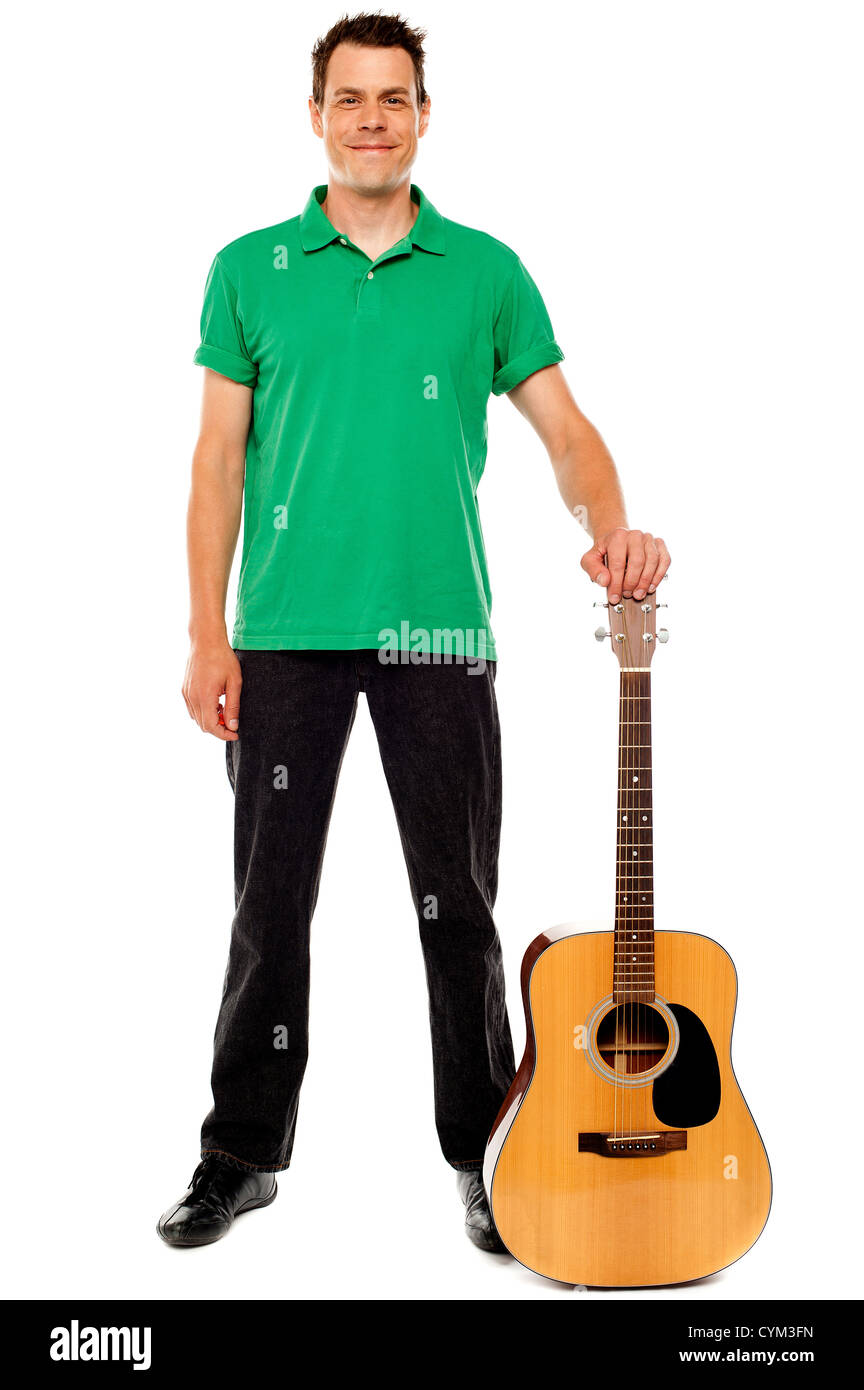 Giovane chitarrista in piedi con la chitarra isolato su sfondo bianco Foto Stock