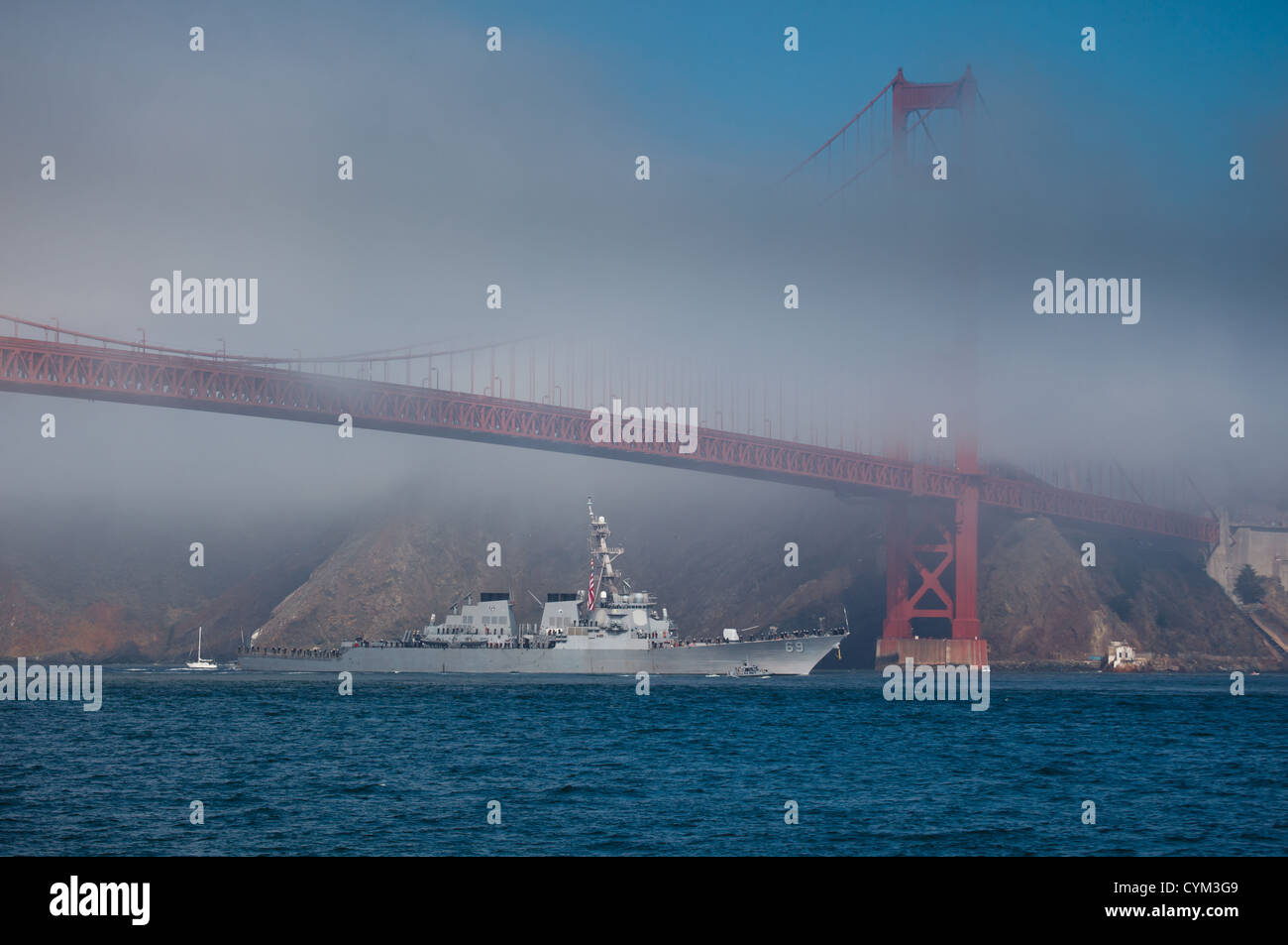 Uss milius, un missile distruttore, passa sotto il ponte del Golden Gate durante la settimana della flotta ottobre 8, 2011 in san francisco Foto Stock