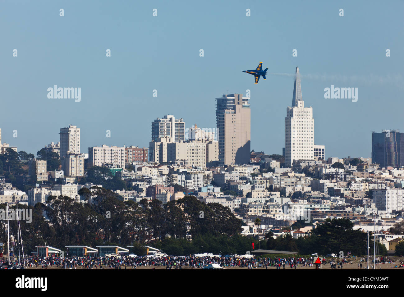 Città di skyline di San Francisco con blue angel jet flying overhead durante la settimana della flotta air show il 9 ottobre 2011 Foto Stock