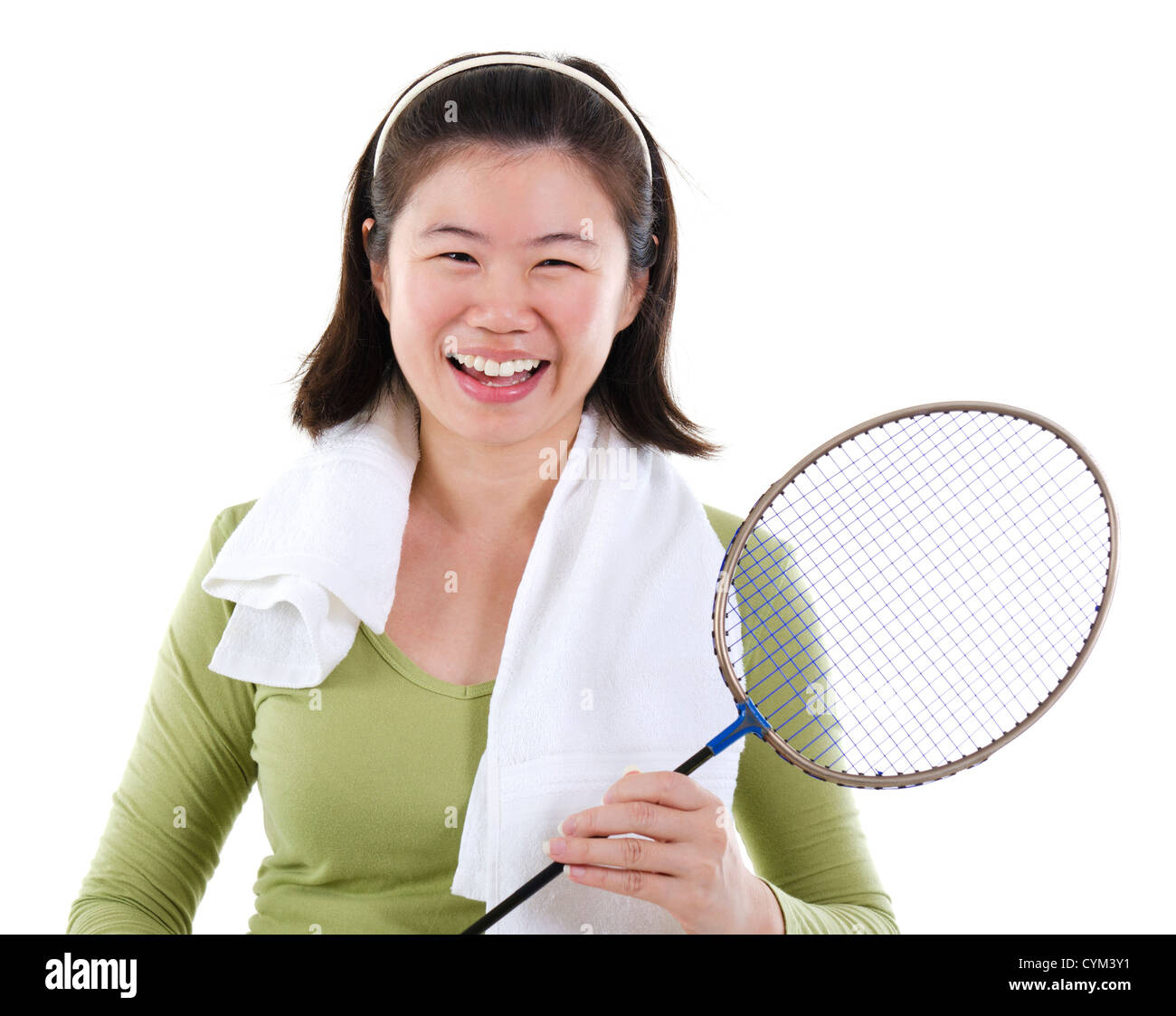 Felice femmina asiatica holding badminton racchetta su sfondo bianco Foto Stock