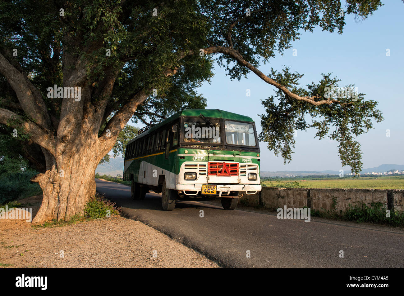 Indian bus / pullman viaggiano in campagna. Andhra Pradesh, India Foto Stock