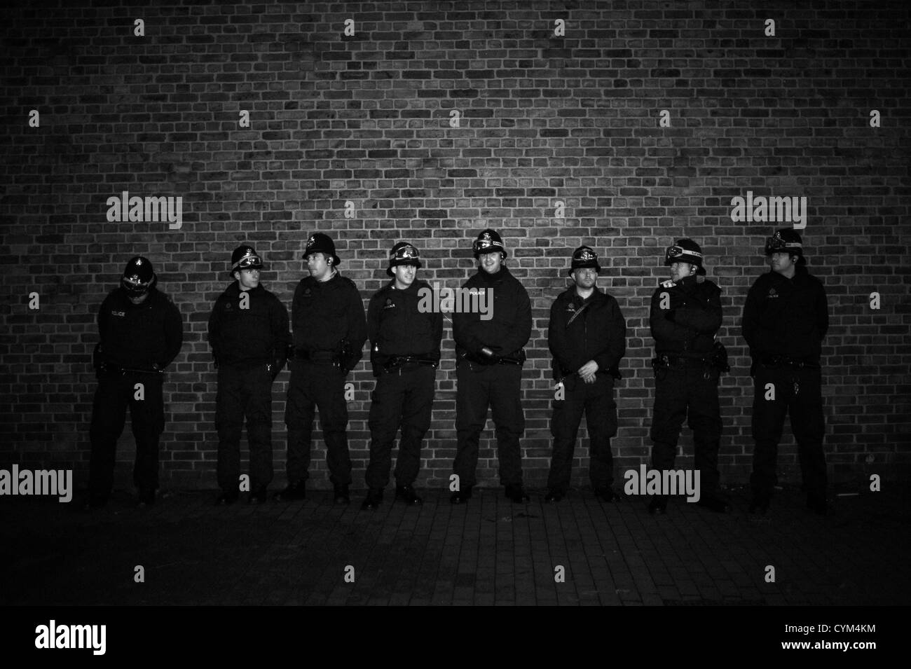 Cooperazione di polizia con i loro occhiali di sicurezza rilasciati per la celebrazione dei falò sera in Lewes EAST SUSSEX REGNO UNITO 5 Novembre 2012 Foto Stock