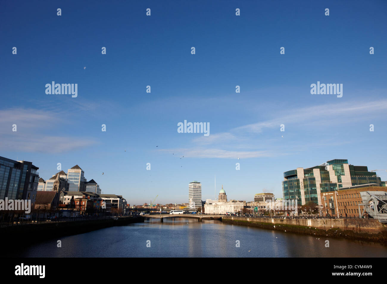 Vista del fiume Liffey custom house Quay e lo skyline di Dublino Repubblica di Irlanda Foto Stock