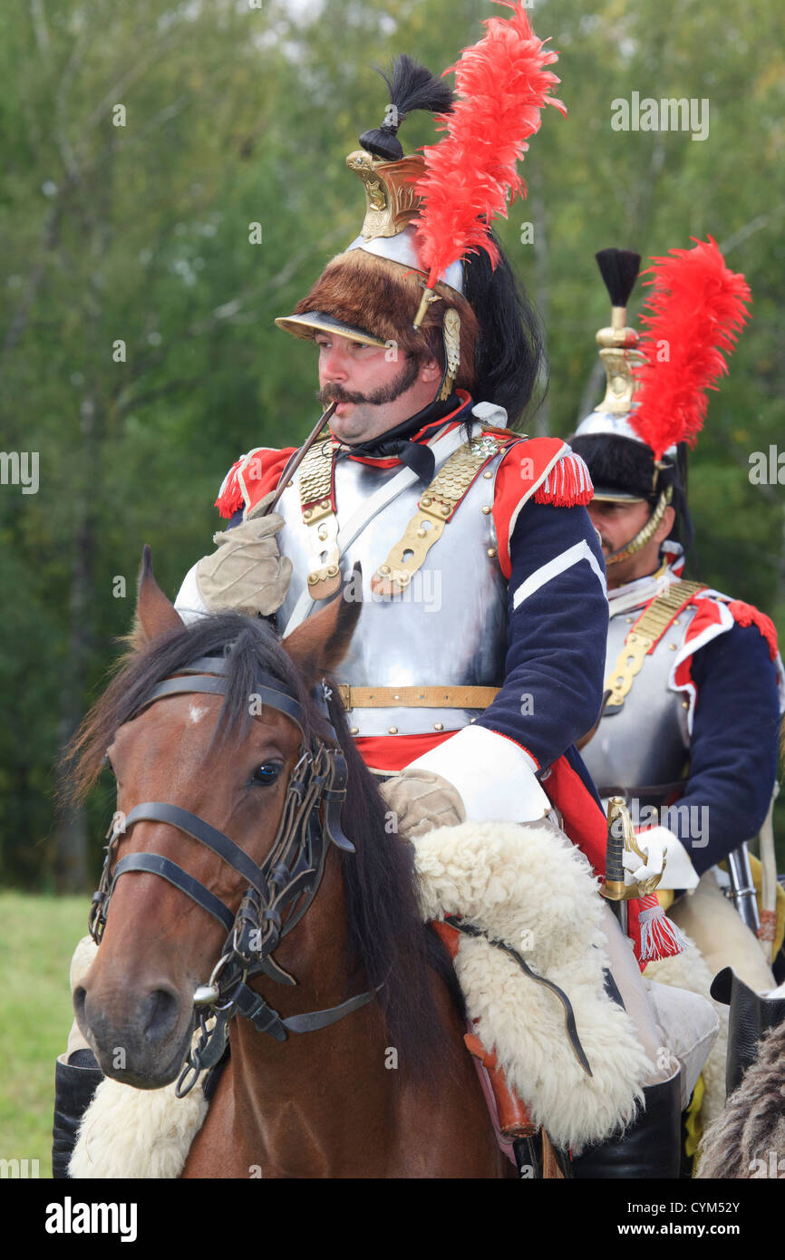Il francese montato soldato di cavalleria (Cuirassier) fumando una tubazione a Borodinò, Russia Foto Stock