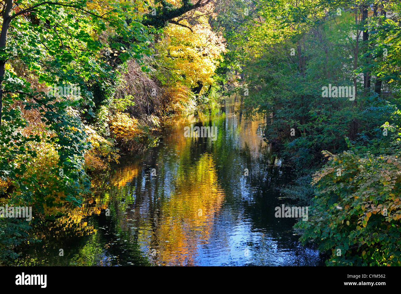 Praga, Repubblica Ceca. Mala Strana. Certovka fiume in autunno Foto Stock