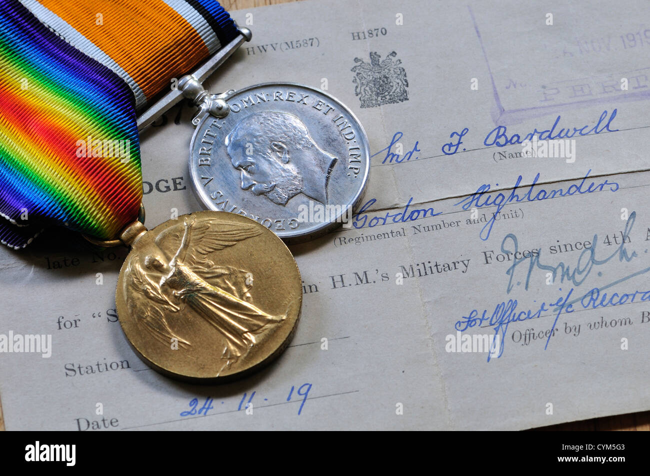 Prima Guerra Mondiale British medaglie. Medaglia Vittoria (sinistra) Guerra medaglia (destra) con documentazione originale Foto Stock