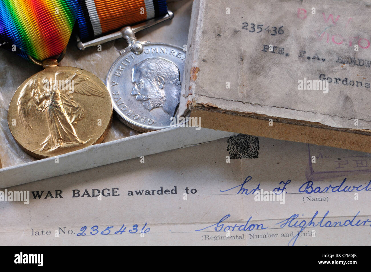 Prima Guerra Mondiale British medaglie. Medaglia Vittoria (sinistra) Guerra medaglia (destra) con documentazione originale Foto Stock