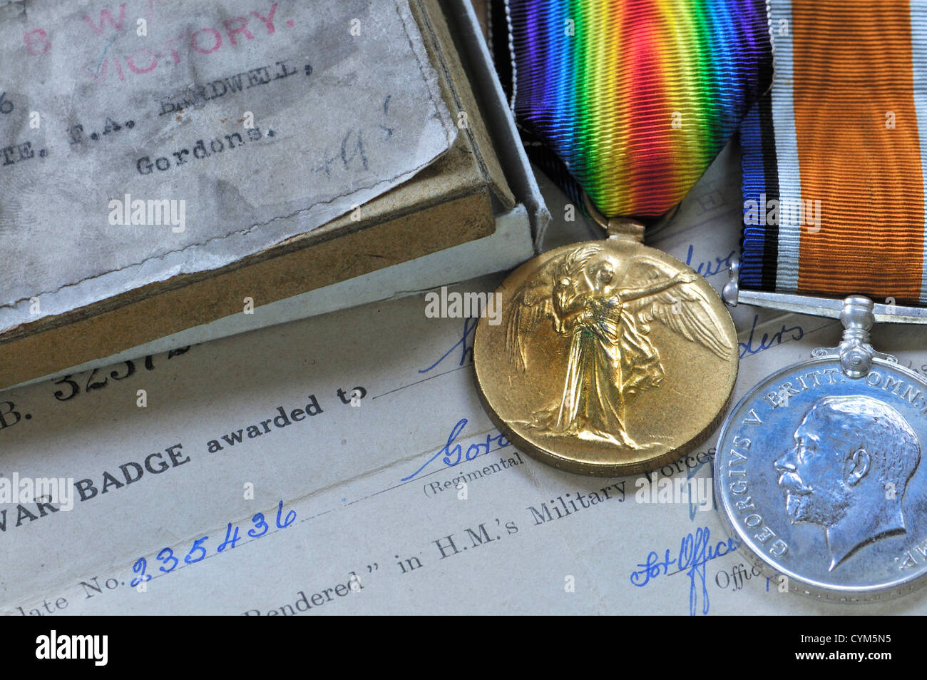 Prima Guerra Mondiale British medaglie. Medaglia Vittoria (sinistra) Guerra medaglia (destra) con documentazione originale Foto Stock