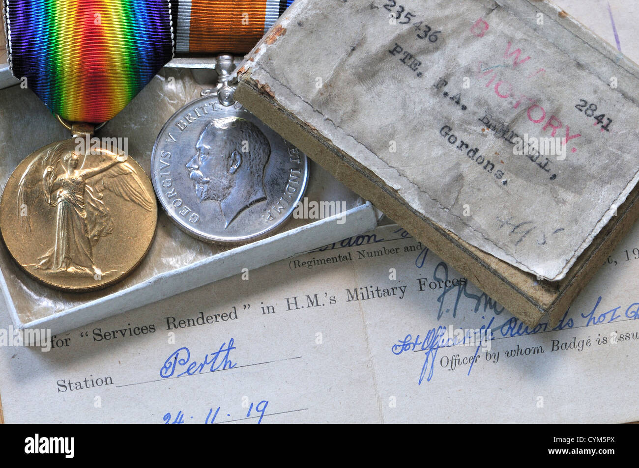 Prima Guerra Mondiale British medaglie. Medaglia Vittoria (sinistra) Guerra medaglia (destra) con documentazione originale Foto Stock