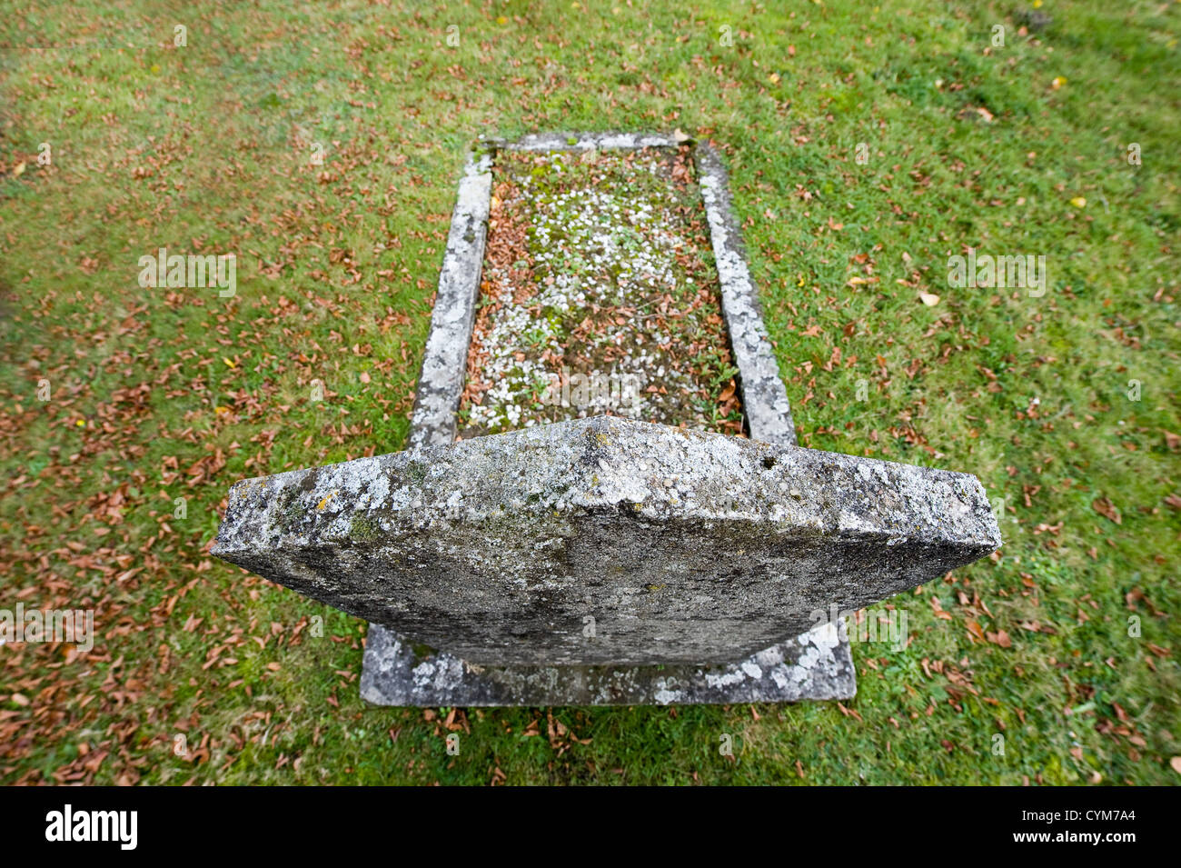 Una vecchia tomba in un cimitero in autunno Foto Stock