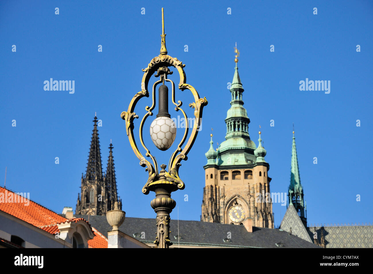 Praga, Repubblica Ceca. Lampada elettrica post (František Križík; c1900) a Malostranske namesti. La Cattedrale di San Vito / castello dietro Foto Stock