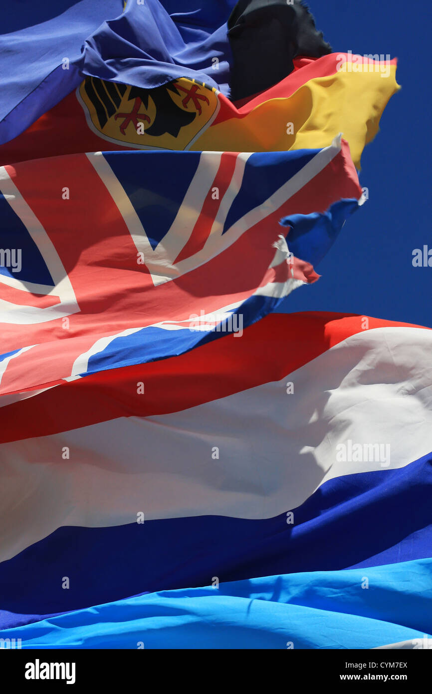 Le bandiere nazionali di Francia, Regno Unito e Germania tutti i battenti insieme, thight shot. Foto Stock