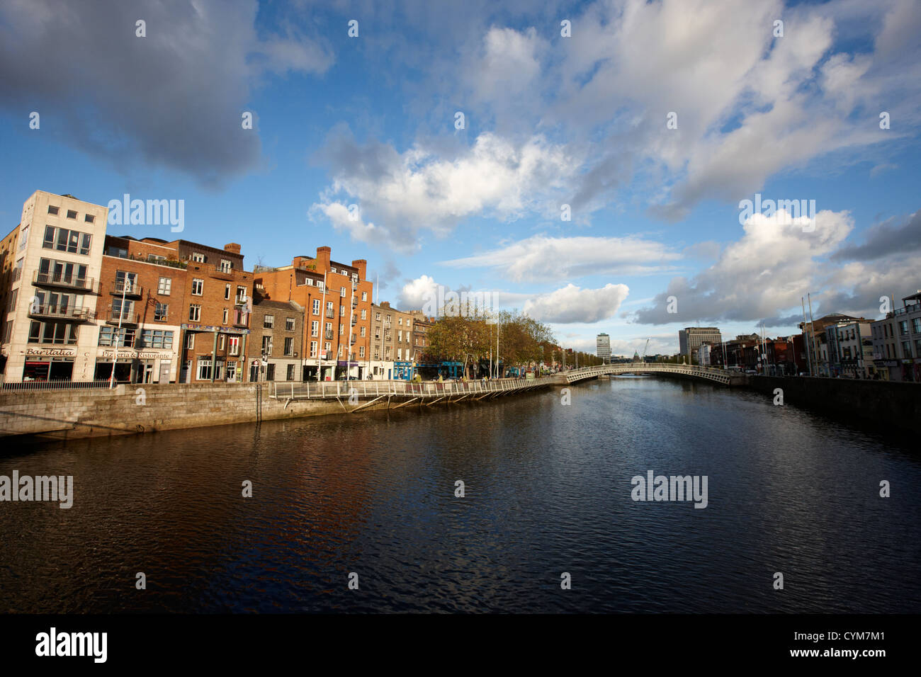 Vista sul fiume Liffey e hapenny bridge a Dublino Repubblica di Irlanda Foto Stock