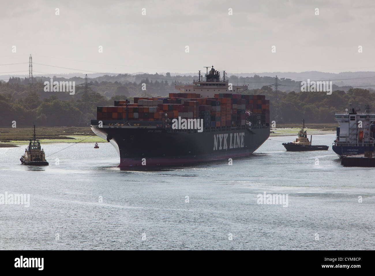 Nave container nel porto di Southampton acque Inghilterra Foto Stock