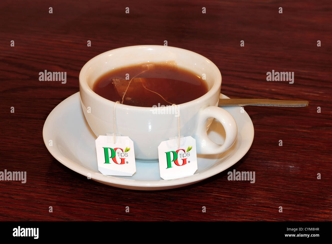 Una tazza di tè con due punte PG teabags Foto Stock