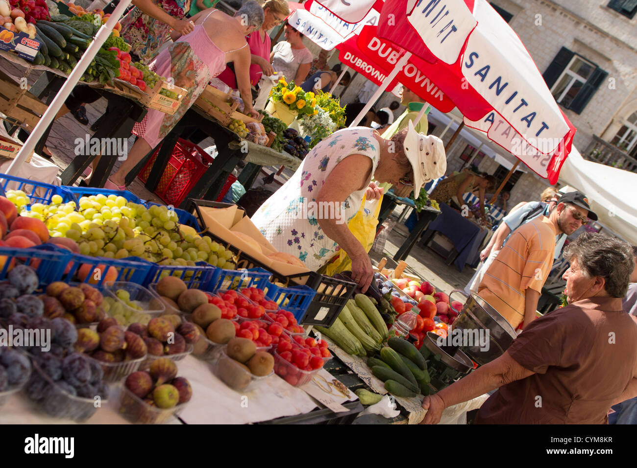 Donna anziana, mercato titolare di stallo e dello shopping nella città di Dubrovnik mercato. Croazia la frutta e la verdura Foto Stock